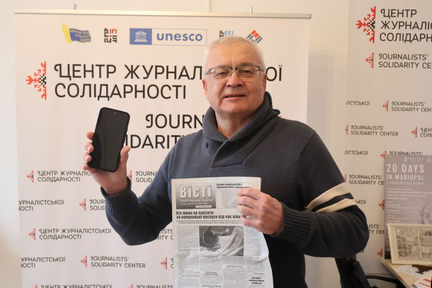 Hoofdredacteur Oleksandr Kulbaka van de krant Visti in Sloviansk kreeg nieuw smartphones waarmee in de frontlinies gewerkt kan worden. Photo: NUJU