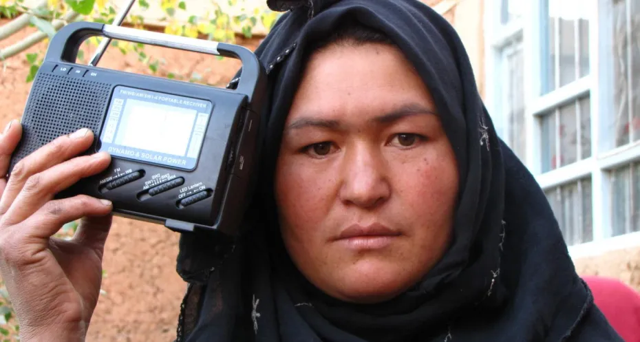 Afghaanse vrouw luistert naar radio