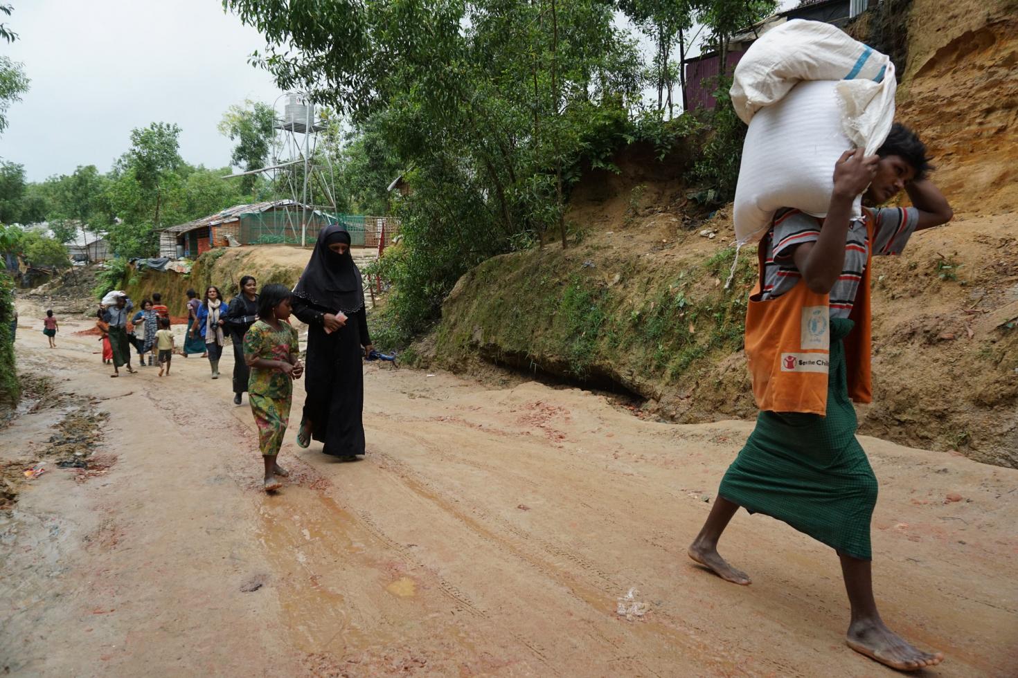 Voedselhulp voor Rohingya vluchtelingen in Bangladesh