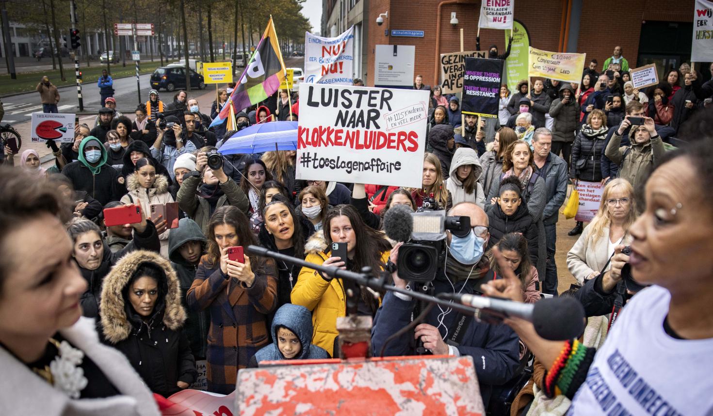 Protest van slachtoffers van het toeslagenschandaal, een misstand die aan eht licht kwam dankzij onderzoeksjournalistiek.