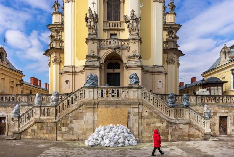 Kerk in Lviv, 2022. Als gevolg van de invasie worden beelden beschermd met zandzakken ingepakt om te voorkomen dat ze verloren gaan door bombardementen.