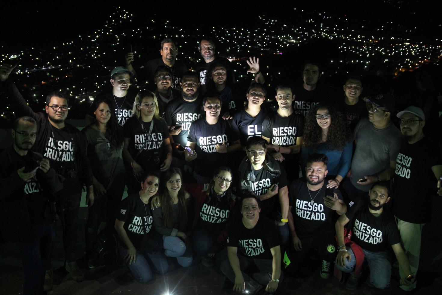 Group photo of journalists that took part in a safety training by Riesgo Cruzado.