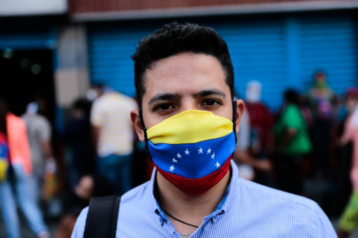 Man wearing a face mask with the Venezuelan flag.