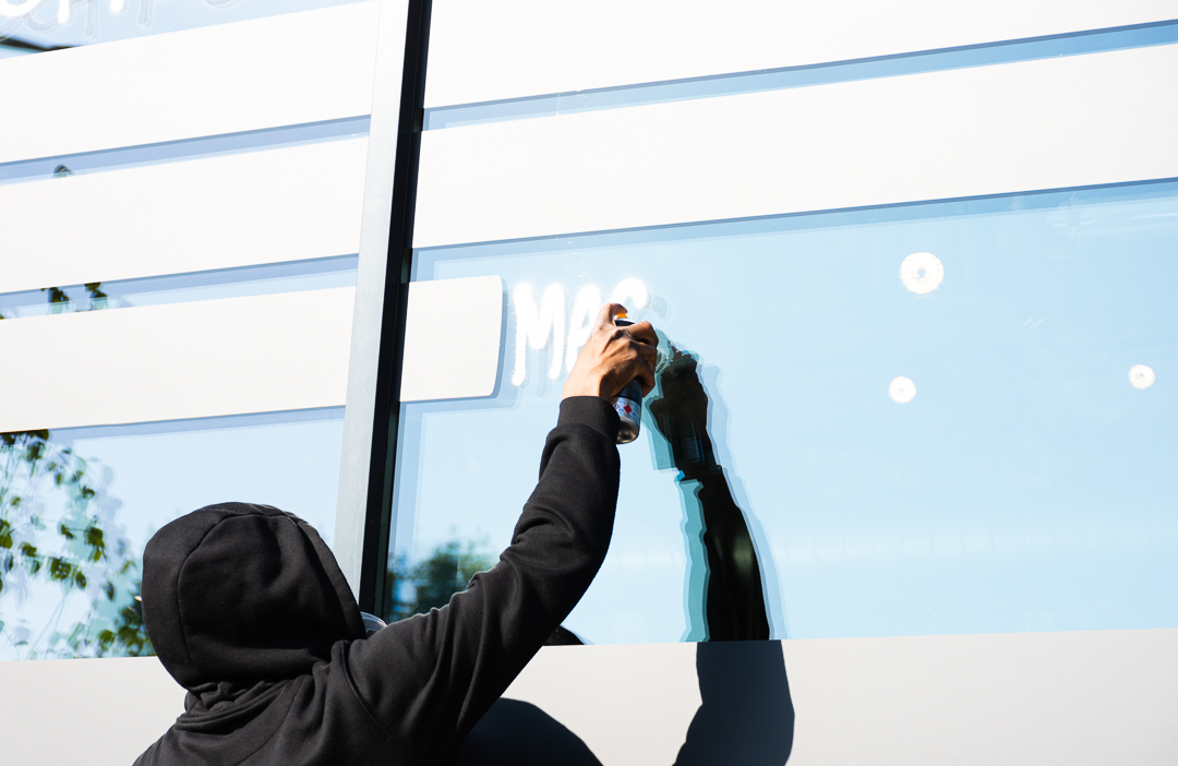 Laser 3.14 maakt kunstwerk voor Free Press Unlimited op de ramen van het Volkshotel in Amsterdam