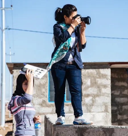 Fotojournalist op muur