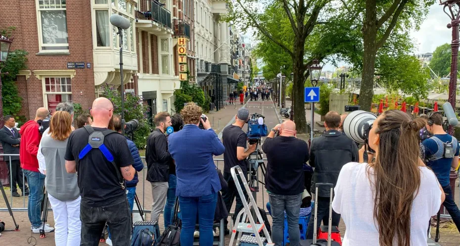 Journalisten staan met hun rug naar de camera in de buurt van het Koninklijk Carre om de herdenkingsdienst van Peter R. de Vries te fotograferen