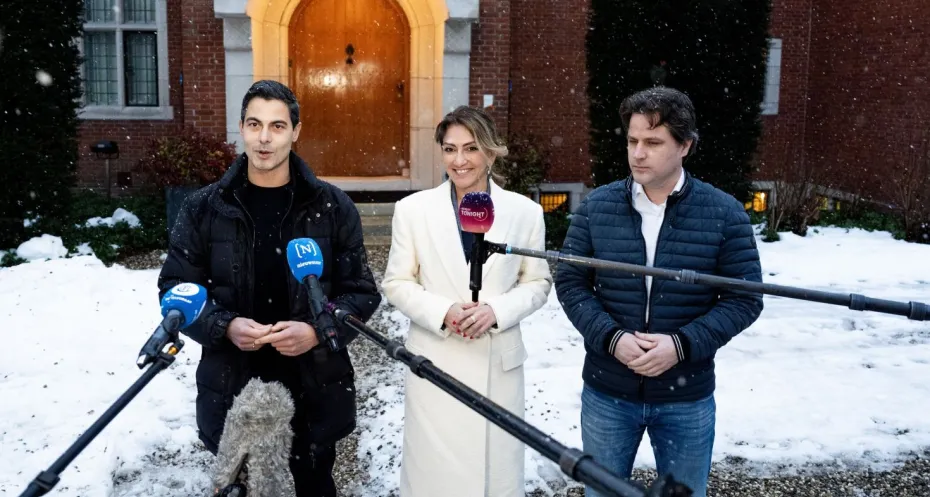 Rob Jetten (D66), Dilan Yesilgoz (VVD) en Henri Bontenbal (CDA) in gesprek met journalisten bij landgoed Zwaluwenberg na een gesprek over de kabinetsformatie