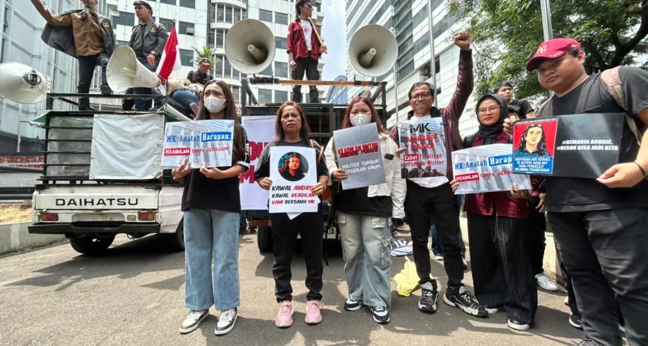 Eva Meilani, the daughter of journalist Rico Sempurna Pasaribu, during a protest in front of the Constitutional Court building in Jakarta on April 8, 2026. Eva is still seeking justice to bring the mastermind behind the murder of her father and family to justice by challenging the Military Court Law before the Constitutional Court.