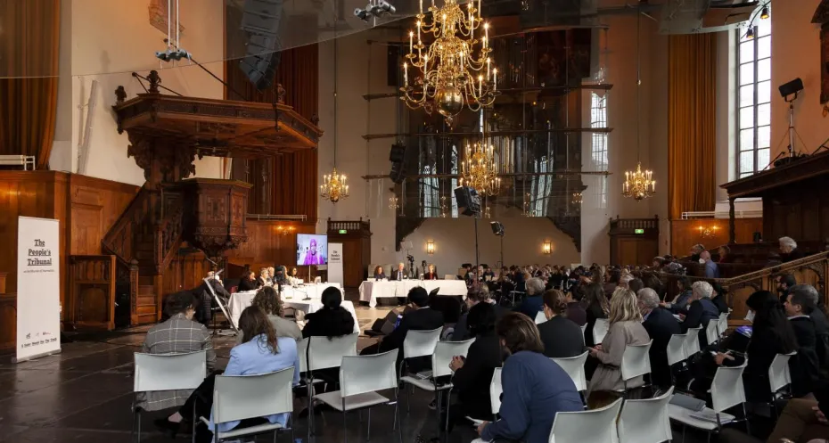 De Nieuwe Kerk waar the People's Tribunal werd gehouden