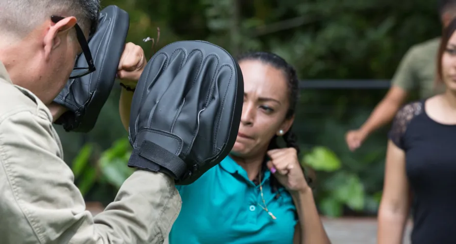 El Salvadorean journalist Brenda ArÃ©valo practises self-defence during the basic course of the Riesgo Cruzado programme, taught in June 2019 in El Salvador.