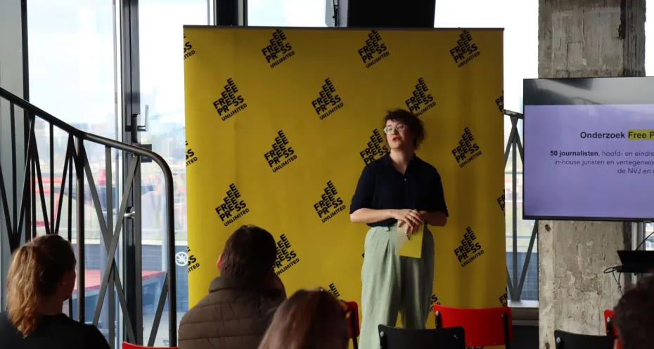 Jasmijn de Zeeuw en Emma Bergmans geven een persconferentie over het Free Press Unlimited onderzoek: “Een onderschat probleem: disproportionele juridische druk op de Nederlandse journalistiek”.