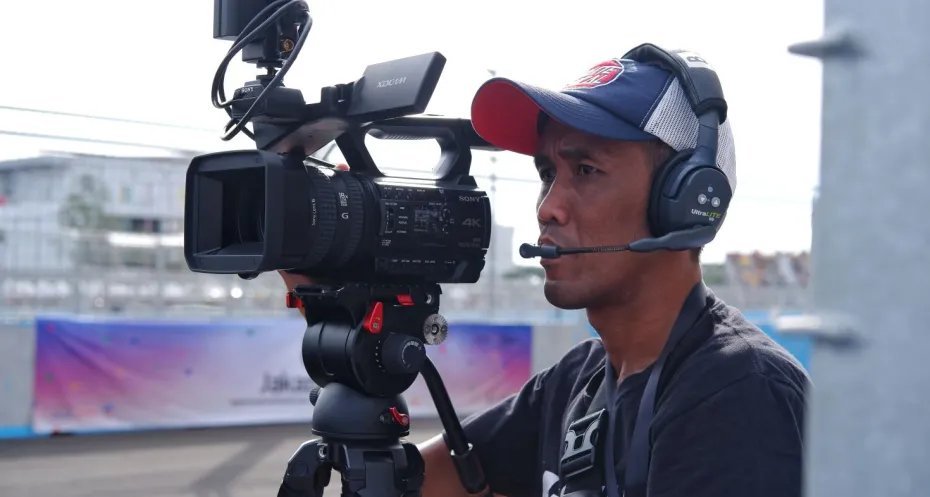 Indonesian journalist at work