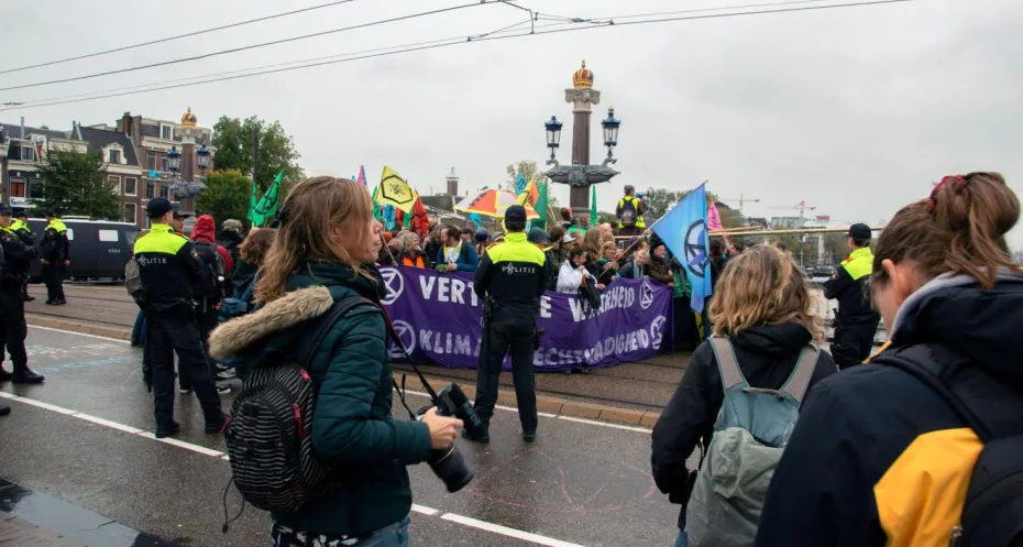 Nederlandse persfotograaf bij een demonstratie.