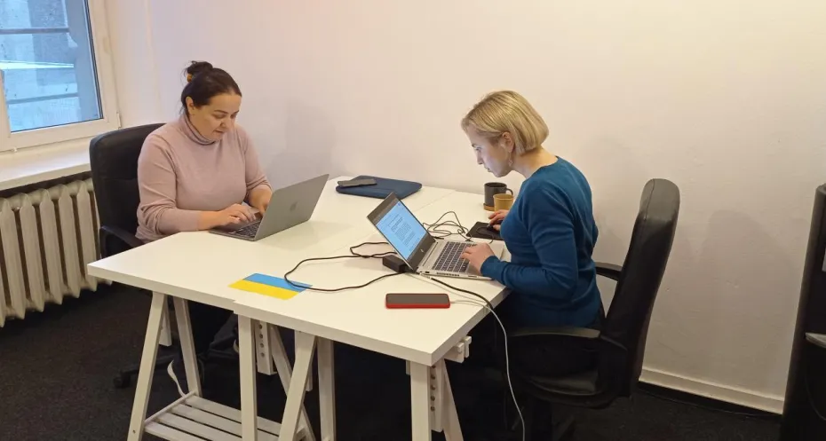 Oekraïense journalisten aan het werk in de mediahub